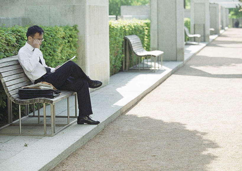 东方人,西方人,一个人,商务人士,商务男性,坐,横图,室外,白天,侧面,衬衫,草地,草坪,植物,椅子,亚洲,仅一个男性,仅一个人,一排,握,阴影,套装,朦胧,模糊,整齐,光线,眼镜,影子,木椅,拿,拿着,黄种人,草,排列,仅一个年轻男性,绿色,阳光,握着,队列,商务装,近视眼镜,工薪阶层,男人,男性,年轻男性,白种人,亚洲人,白领,上班族,坐着,彩图,全身,衬衣