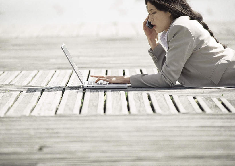 西方人,一个人,商务人士,商务女性,举,打电话,横图,室外,白天,侧面,电脑,笔记本电脑,电话,手机,欧洲,欧洲人,仅一个年轻女性,仅一个女性,仅一个人,握,阴影,套装,朦胧,模糊,光线,网络,影子,拿,拿着,通讯设备,阳光,趴着,托,握着,无线,通信设备,商务装,无线网络,无线上网,便携式电脑,工薪阶层,交流,手提电脑,年轻女性,女人,女性,白种人,白领,上班族,沟通,举起,举手,举着,趴,通话,向上举,向上伸,向上托,半身,彩图