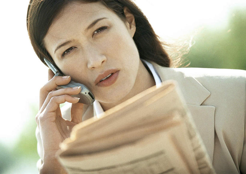 西方人,脸,头,脸颊,一个人,举,说,打电话,横图,室外,特写,白天,正面,讨论,植物,电话,手机,欧洲,欧洲人,仅一个年轻女性,仅一个女性,仅一个人,朦胧,模糊,通讯设备,树,树木,蓝色,绿色,蓝天,天空,自然,天,托,生长,晴朗,成长,万里无云,一部,交流,年轻女性,女人,女性,白种人,头部,脸部,脸蛋,面部,晴空,晴空万里,沟通,讲话,交谈,举起,举手,举着,商讨,说话,谈话,通话,向上举,向上伸,向上托,半身,彩图