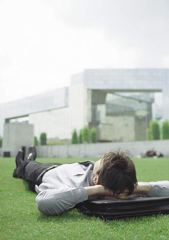 西方人,一个人,商务人士,商务男性,躺,竖图,室外,白天,正面,衬衫,欧洲,欧洲人,仅一个男性,仅一个人,套装,朦胧,模糊,包,公文包,踩,仅一个年轻男性,蓝色,蓝天,天空,天,踩着,晴朗,公事包,商务装,工薪阶层,万里无云,卧着,男人,男性,年轻男性,白种人,白领,上班族,晴空,晴空万里,躺着,卧,彩图,全身,衬衣