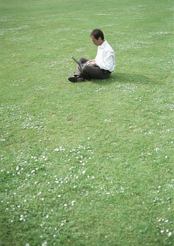 西方人,一个人,商务人士,商务男性,坐,盘腿,竖图,俯视,室外,白天,衬衫,电脑,笔记本电脑,欧洲,欧洲人,仅一个男性,仅一个人,敲打,阴影,套装,朦胧,模糊,光线,网络,影子,注视,输入,通讯设备,仅一个年轻男性,阳光,打字,观察,看,观看,点击,敲击,察看,无线,关注,通信设备,商务装,无线网络,无线上网,便携式电脑,工薪阶层,按键,手提电脑,男人,男性,年轻男性,白种人,白领,上班族,盘腿而坐,盘膝,盘着腿的,盘着腿坐,双腿交叉,坐着,彩图,高角度拍摄,全身,衬衣