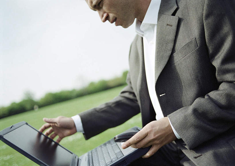 西方人,一个人,商务人士,商务男性,站,打电话,横图,室外,白天,正面,衬衫,电脑,笔记本电脑,草地,草坪,植物,电话,手机,欧洲,欧洲人,仅一个男性,仅一个人,套装,朦胧,模糊,网络,注视,通讯设备,草,树,树木,仅一个年轻男性,蓝色,绿色,蓝天,天空,自然,天,观察,看,站着,生长,晴朗,成长,观看,察看,无线,关注,通信设备,商务装,无线网络,无线上网,便携式电脑,工薪阶层,万里无云,交流,手提电脑,男人,男性,年轻男性,白种人,白领,上班族,晴空,晴空万里,沟通,通话,站立,半身,彩图,衬衣