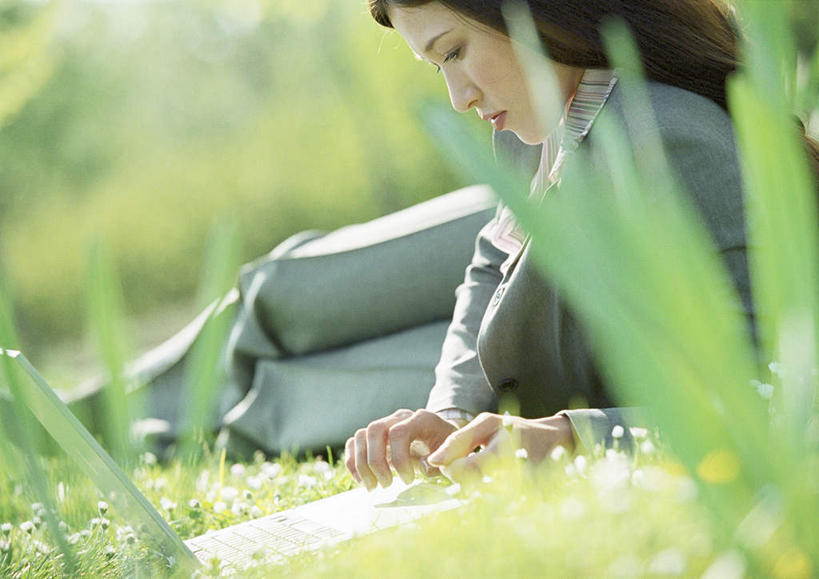 西方人,一个人,商务人士,商务女性,躺,横图,室外,白天,正面,草地,草坪,植物,书籍,欧洲,欧洲人,仅一个年轻女性,仅一个女性,仅一个人,撑,阴影,套装,朦胧,模糊,光线,影子,注视,草,绿色,阳光,观察,看,观看,察看,撑着,关注,商务装,工薪阶层,卧着,年轻女性,女人,女性,白种人,白领,上班族,书,图书,躺着,卧,半身,彩图