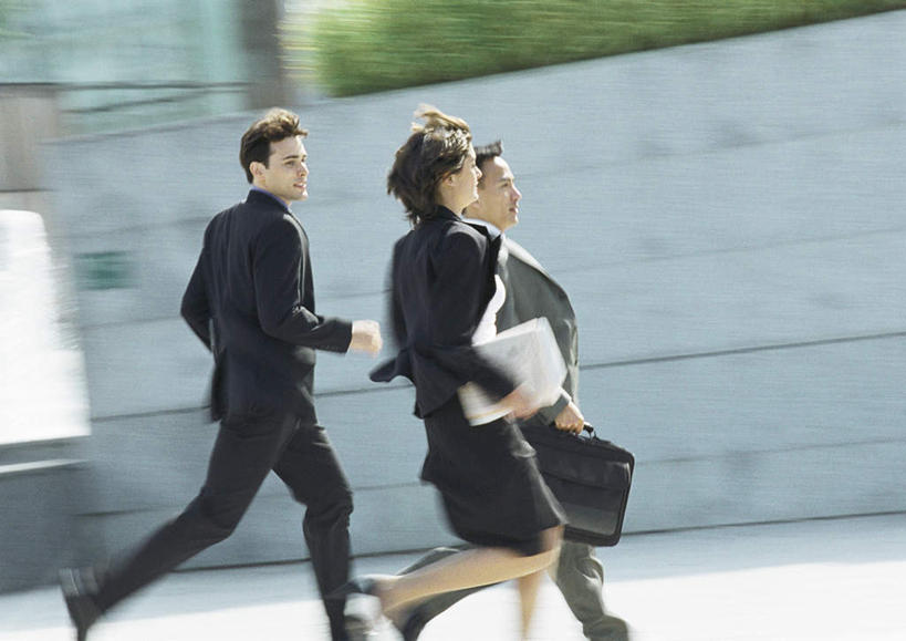 东方人,三个人,同事,商务人士,商务男性,商务女性,跑,笑,微笑,露齿笑,横图,室外,白天,侧面,衬衫,锻炼,成功,运动,合作,团队,集体,信心,亚洲,阴影,套装,朦胧,模糊,光线,包,公文包,影子,墙,扭头,黄种人,队伍,墙壁,墙面,阳光,转头,公事包,领导,成就,商务装,合伙,领袖,工薪阶层,体育,男人,男性,年轻男性,年轻女性,女人,女性,亚洲人,白领,上班族,跑步,半身,彩图,衬衣,健身