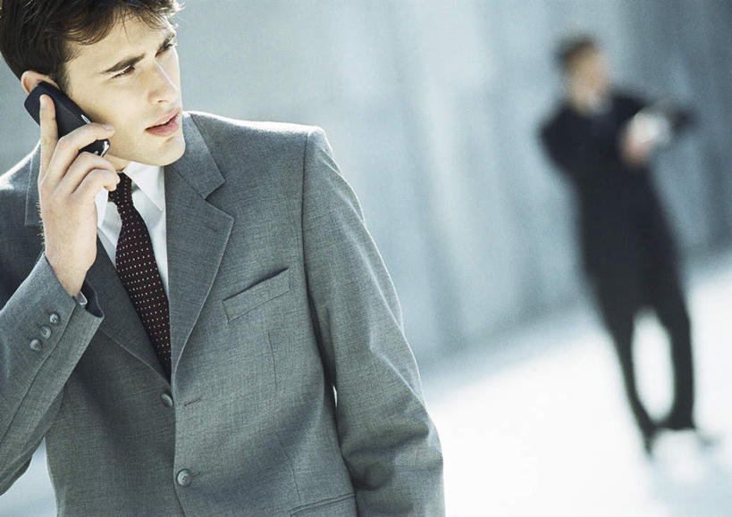 西方人,两个人,同事,商务人士,商务男性,站,举,说,打电话,横图,室外,白天,正面,衬衫,讨论,成功,合作,团队,集体,信心,电话,手机,欧洲,欧洲人,套装,朦胧,模糊,通讯设备,队伍,托,站着,领导,成就,商务装,合伙,领袖,工薪阶层,交流,男人,男性,年轻男性,白种人,白领,上班族,沟通,讲话,交谈,举起,举手,举着,商讨,说话,谈话,通话,向上举,向上伸,向上托,站立,半身,彩图,衬衣