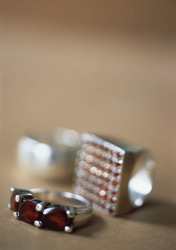 无人,竖图,俯视,室内,特写,白天,静物,金属制品,朦胧,模糊,金属,三个,戒指,摄影,影棚,彩图,高角度拍摄,影棚拍摄,拍摄