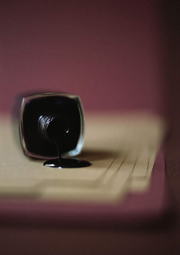 无人,竖图,俯视,室内,特写,白天,化妆,美容,静物,护肤,朦胧,模糊,罐子,指甲油,玻璃制品,黑色,玻璃瓶,瓶子,保养,享受,休闲,放松,保健,摄影,影棚,养颜,彩图,高角度拍摄,影棚拍摄,拍摄