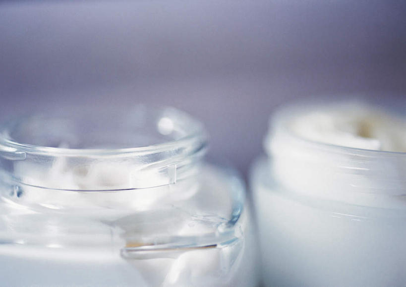 无人,竖图,俯视,室内,特写,白天,静物,一排,蓝色背景,朦胧,模糊,整齐,罐子,玻璃制品,排列,两个,玻璃瓶,瓶子,摄影,影棚,队列,彩图,高角度拍摄,影棚拍摄,拍摄