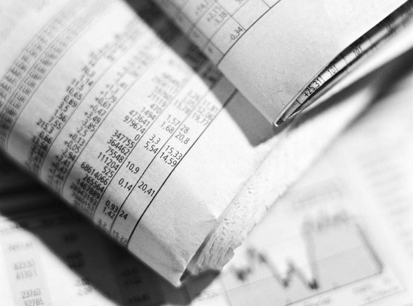 无人,竖图,俯视,黑白,室内,特写,白天,阅读,静物,报纸,一排,学习,朦胧,模糊,整齐,标志,数字,文字,字符,字母,标识,排列,看,浏览,摄影,影棚,队列,数学,高角度拍摄,影棚拍摄,拍摄