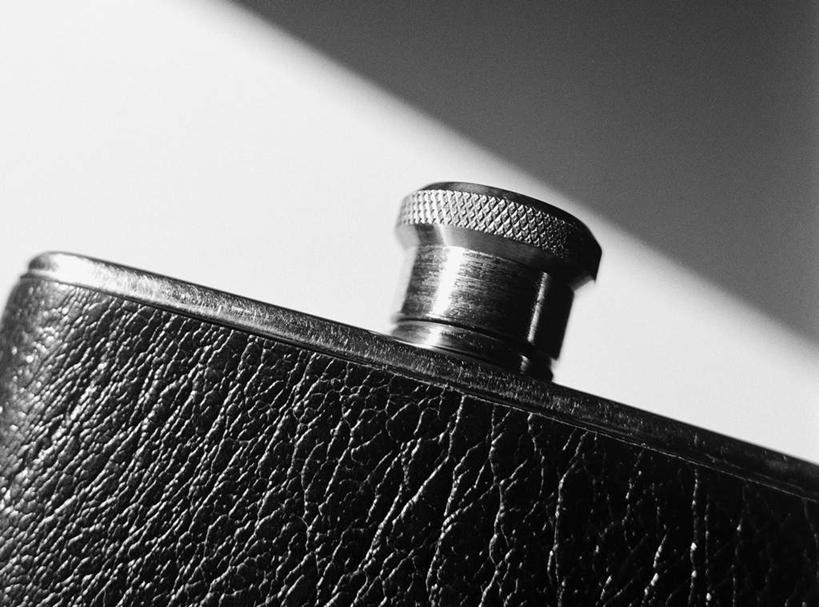 无人,竖图,黑白,室内,特写,白天,正面,静物,金属制品,灰色背景,朦胧,模糊,金属,壶,水壶,一个,茶壶,摄影,影棚,单个,影棚拍摄,拍摄