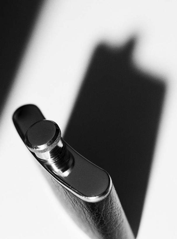 无人,竖图,俯视,黑白,室内,特写,白天,静物,金属制品,阴影,灰色背景,朦胧,模糊,反射,金属,壶,影子,水壶,一个,茶壶,摄影,影棚,单个,高角度拍摄,影棚拍摄,拍摄