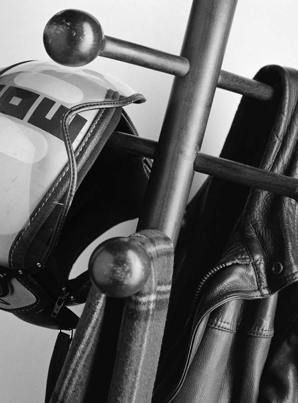 无人,竖图,俯视,黑白,室内,特写,白天,静物,帽子,衣架,灰色背景,朦胧,模糊,装饰,头盔,外套,腰带,一个,衣服,安全帽,围巾,一件,温暖,摄影,服饰,影棚,单个,围脖,保暖,华丽,点缀,御寒,配饰,衬托,美观,雅致,雅观,挂衣架,晾衣架,高角度拍摄,影棚拍摄,拍摄