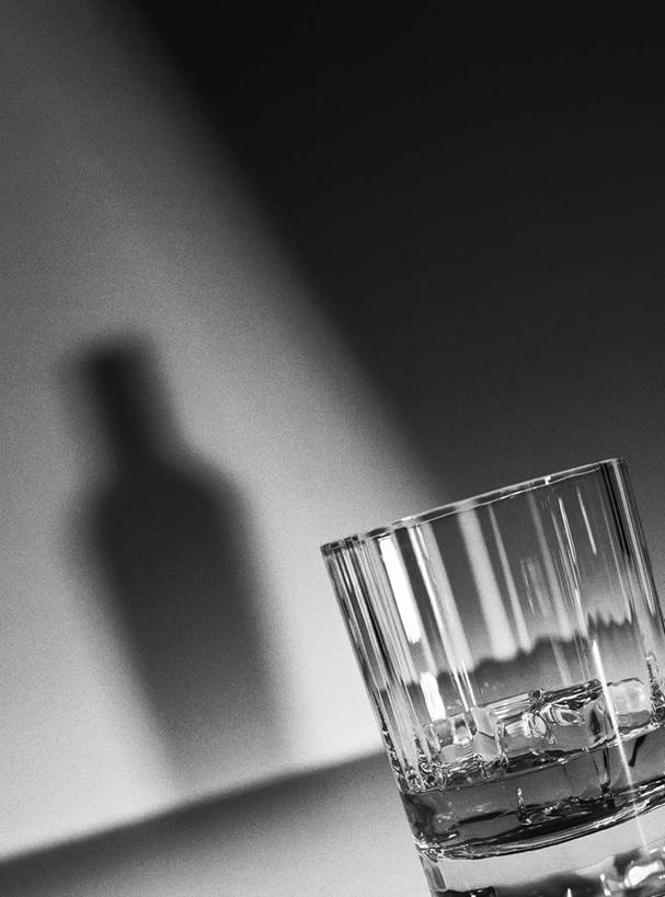 无人,竖图,俯视,黑白,室内,特写,白天,静物,杯子,阴影,灰色背景,朦胧,模糊,反射,影子,玻璃制品,一个,水杯,摄影,影棚,单个,玻璃杯,高角度拍摄,影棚拍摄,拍摄