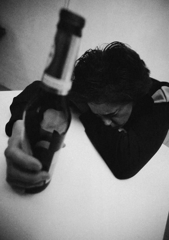 西方人,一个人,坐,闭眼,睡,竖图,俯视,黑白,室内,白天,餐桌,桌子,欧洲,欧洲人,仅一个男性,仅一个人,握,朦胧,模糊,拿,拿着,玻璃制品,酒瓶,仅一个年轻男性,玻璃瓶,瓶子,趴着,握着,餐台,男人,男性,年轻男性,白种人,闭眼睛,闭着眼,闭着眼睛,困,困觉,趴,寝息,睡觉,坐着,半身,高角度拍摄