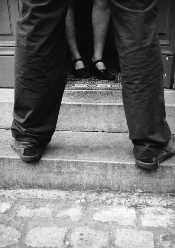 西方人,两个人,伙伴,朋友,站,竖图,黑白,室内,白天,正面,友谊,楼梯,门,欧洲,欧洲人,朦胧,模糊,阶梯,相视,台阶,门框,站着,面对面,对视,相对,相看,友情,男人,男性,年轻男性,年轻女性,女人,女性,白种人,站立,半身