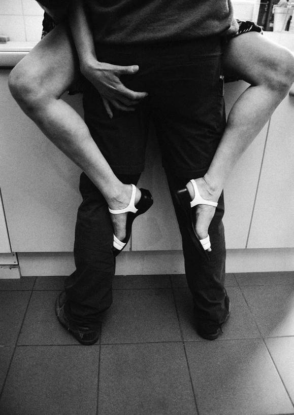 西方人,背部,两个人,站,坐,抱,竖图,黑白,室内,白天,正面,性感,柜子,欧洲,欧洲人,朦胧,模糊,裸露,橱柜,站着,和谐,激情,诱惑,赤裸,抱着,搂着,性,婚姻,欲望,性交,性行为,做爱,性生活,性爱,性关系,两性,性知识,生殖,生理,同居,情感,男人,男性,年轻男性,年轻女性,女人,女性,白种人,怀抱,搂,搂抱,相抱,拥抱,站立,坐着,半身