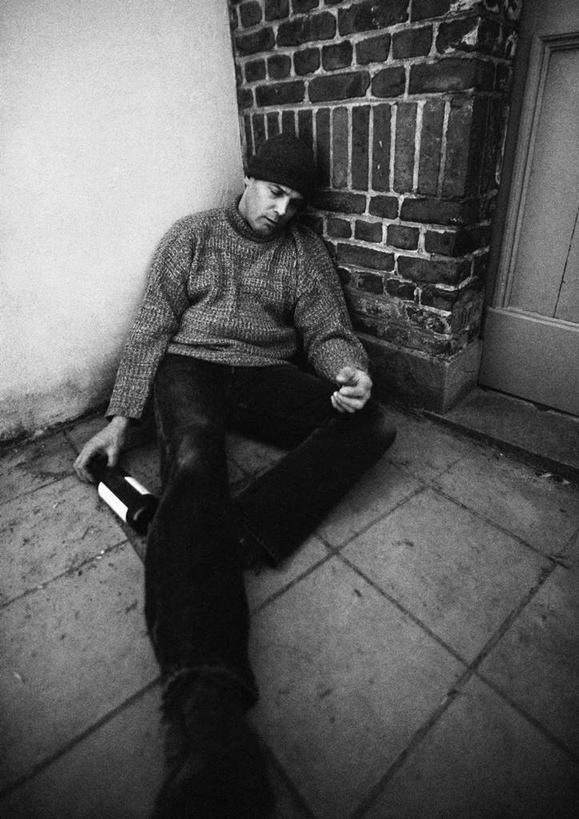 西方人,一个人,躺,闭眼,睡,竖图,俯视,黑白,室内,白天,帽子,欧洲,欧洲人,仅一个男性,仅一个人,仅一个中年男性,握,朦胧,模糊,墙,拿,拿着,墙壁,墙面,玻璃制品,酒瓶,玻璃瓶,瓶子,握着,一瓶,棉帽,卧着,男人,男性,中年男性,白种人,闭眼睛,闭着眼,闭着眼睛,困,困觉,寝息,睡觉,躺着,卧,半身,高角度拍摄