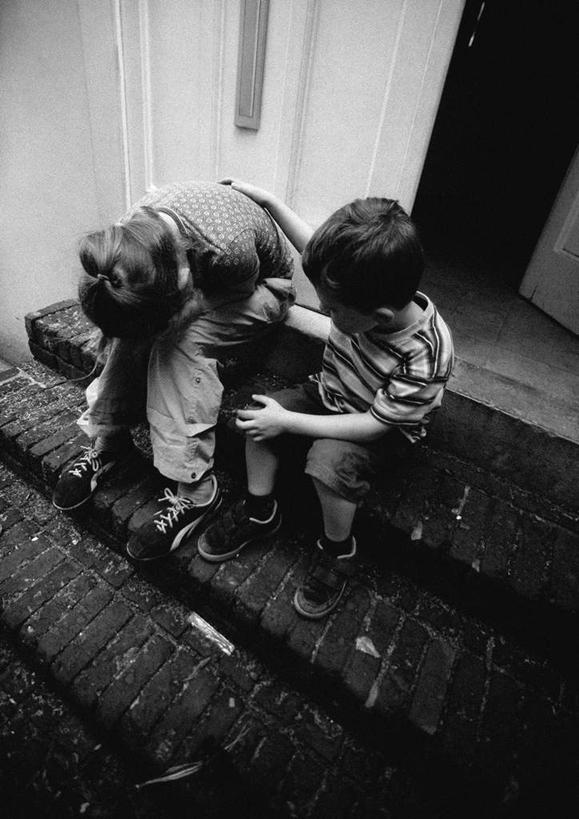 西方人,儿童,两个人,伙伴,朋友,抱,哭,说,竖图,俯视,黑白,室内,白天,讨论,友谊,纯洁,楼梯,门,欧洲,欧洲人,朦胧,模糊,阶梯,台阶,小孩,门框,可爱,童年,童趣,搭,拍,抱着,安慰,搂着,搭着,童真,烂漫,无邪,交流,天真,友情,男孩,男人,男性,女孩,女人,女性,白种人,沟通,怀抱,讲话,交谈,搂,搂抱,商讨,说话,谈话,相抱,拥抱,高角度拍摄,全身,哭泣,哭啼,男生,女生