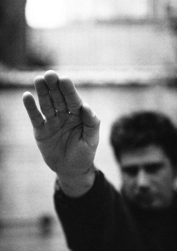 西方人,手,一个人,站,举,竖图,黑白,室内,特写,白天,正面,欧洲,欧洲人,仅一个男性,仅一个人,朦胧,模糊,仅一个年轻男性,托,站着,手部,男人,男性,年轻男性,白种人,举起,举手,举着,向上举,向上伸,向上托,站立,半身