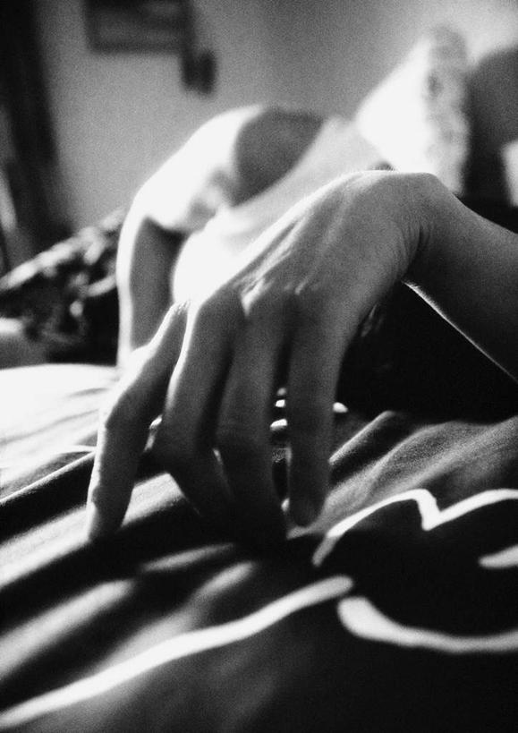 西方人,手,一个人,躺,举,竖图,黑白,室内,特写,白天,正面,床,卧室,欧洲,欧洲人,仅一个男性,仅一个人,朦胧,模糊,床单,被子,仅一个年轻男性,托,手部,单人床,被单,卧着,男人,男性,年轻男性,白种人,举起,举手,举着,躺着,卧,向上举,向上伸,向上托,半身,睡房,卧房