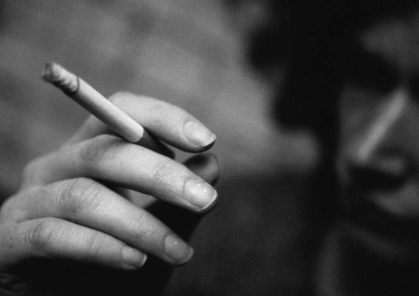 西方人,手,一个人,举,竖图,黑白,室内,白天,正面,香烟,欧洲,欧洲人,仅一个男性,仅一个人,一根,握,朦胧,模糊,拿,拿着,仅一个年轻男性,托,手部,烟,握着,单手,男人,男性,年轻男性,白种人,卷烟,烟草,纸烟,举起,举手,举着,向上举,向上伸,向上托,半身