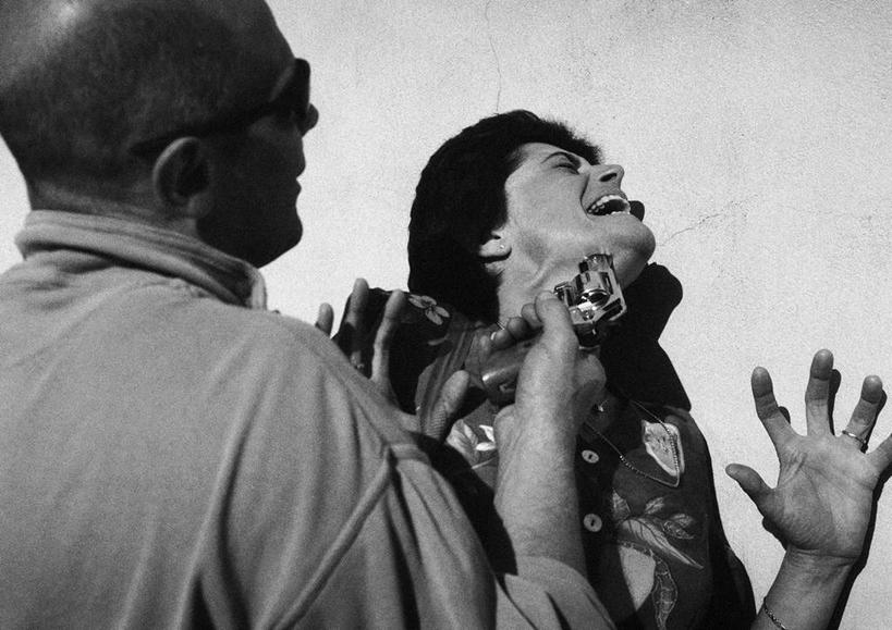 西方人,秃头,两个人,举,闭眼,伸展双臂,竖图,黑白,室内,白天,正面,竞争,欧洲,欧洲人,一把,对抗,指,朦胧,模糊,冲突,墨镜,枪,眼镜,墙,方向,破坏,墙壁,墙面,太阳镜,太阳眼镜,手势,托,张嘴,武器,遮阳镜,战争,手枪,害怕,惊恐,损坏,指向,攻击,威胁,对立,矛盾,兵器,防御,张大嘴巴,敌对,挫败,斗争,抗拒,抗衡,杀伤,威慑,危险,男人,男性,年轻男性,白种人,光头,无发,张开嘴,闭眼睛,闭着眼,闭着眼睛,敞开双臂,举起,举手,举着,伸开双臂,抬头,向上举,向上伸,向上托,仰头,展开双肩,张开手臂,张开双臂,半身