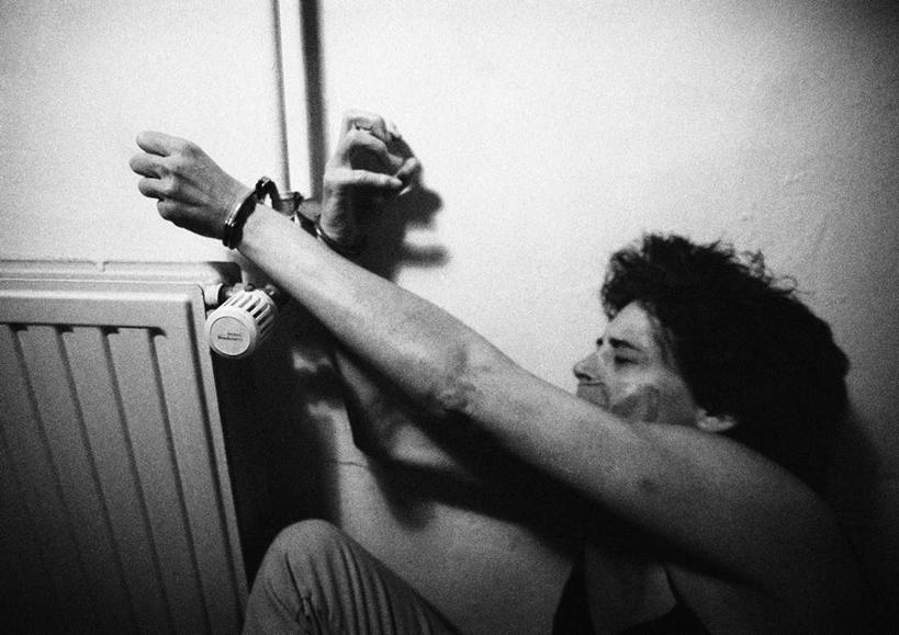 西方人,头发,一个人,坐,举,摸,交叉,横图,黑白,室内,白天,正面,欧洲,欧洲人,仅一个男性,仅一个人,阴影,光线,影子,墙,休闲装,墙壁,墙面,仅一个年轻男性,黑色,阳光,绳子,靠,靠着,托,倚靠,休闲,休闲服,捆绑,绳索,倚着,相交,交集,男人,男性,年轻男性,白种人,触摸,接触,举起,举手,举着,抬头,向上举,向上伸,向上托,仰头,坐着,半身