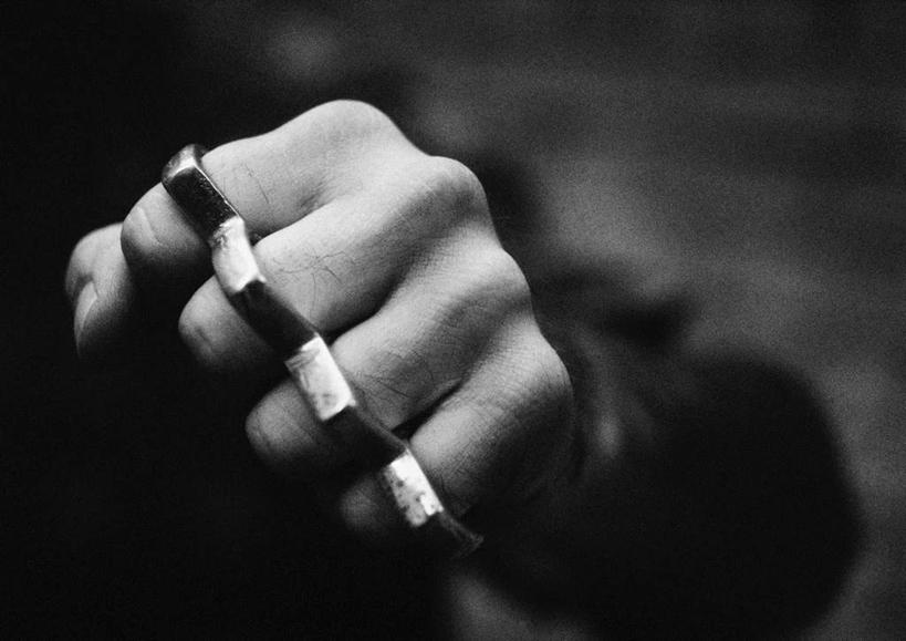 西方人,手,一个人,举,横图,俯视,黑白,室内,特写,白天,欧洲,欧洲人,仅一个男性,仅一个人,一排,许多,戴,握,阴影,朦胧,模糊,整齐,反射,影子,排列,仅一个年轻男性,戒指,托,握拳,手部,握着,耀眼,明亮,队列,男人,男性,年轻男性,白种人,举起,举手,举着,向上举,向上伸,向上托,半身,高角度拍摄