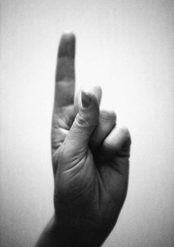 西方人,手,一个人,举,竖图,黑白,室内,特写,白天,正面,欧洲,欧洲人,仅一个男性,仅一个人,指,阴影,反射,影子,方向,仅一个年轻男性,手势,托,手部,手指,安静,指向,食指,男人,男性,年轻男性,白种人,举起,举手,举着,向上举,向上伸,向上托,半身