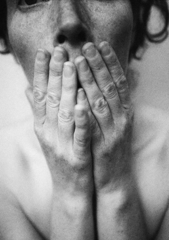 西方人,脸,头,脸颊,头发,一个人,站,举,摸,竖图,黑白,室内,白天,正面,欧洲,欧洲人,仅一个男性,仅一个人,抚摸,阴影,反射,影子,注视,仅一个年轻男性,黑色,观察,看,托,站着,捂,遮,遮掩,观看,察看,掩盖,遮挡,关注,遮盖,掩饰,男人,男性,年轻男性,白种人,头部,脸部,脸蛋,面部,触摸,接触,举起,举手,举着,向上举,向上伸,向上托,站立,半身