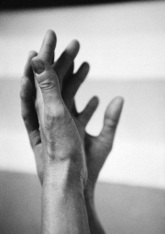 西方人,手,一个人,举,捧,摸,竖图,黑白,室内,特写,白天,正面,欧洲,欧洲人,仅一个男性,仅一个人,抚摸,仅一个年轻男性,托,手部,男人,男性,年轻男性,白种人,触摸,接触,举起,举手,举着,捧着,手捧,向上举,向上伸,向上托,半身,五指张开