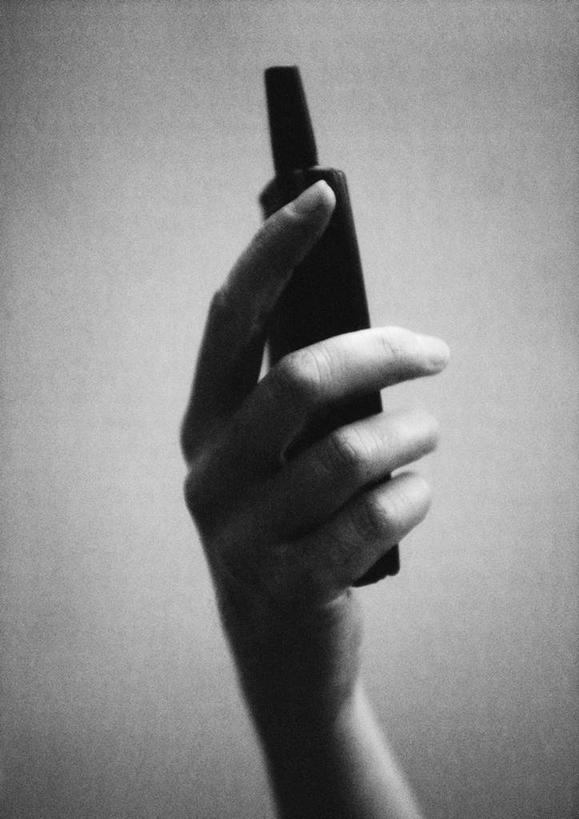 西方人,手,一个人,举,摸,打电话,竖图,黑白,室内,特写,白天,正面,电话,手机,欧洲,欧洲人,仅一个男性,仅一个人,握,拿,拿着,通讯设备,仅一个年轻男性,托,手部,握着,一部,交流,男人,男性,年轻男性,白种人,触摸,沟通,接触,举起,举手,举着,通话,向上举,向上伸,向上托,半身