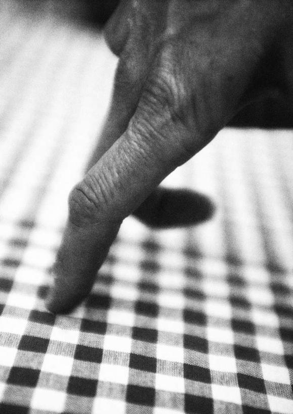 西方人,手,一个人,走,摸,竖图,俯视,黑白,室内,特写,白天,欧洲,欧洲人,仅一个男性,仅一个人,一排,许多,抚摸,朦胧,模糊,整齐,方格,桌布,排列,仅一个年轻男性,按,手势,手部,队列,男人,男性,年轻男性,白种人,步行,触摸,接触,走路,半身,高角度拍摄