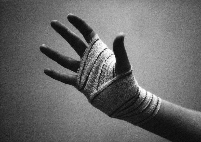 西方人,手,一个人,举,横图,黑白,室内,特写,白天,正面,欧洲,欧洲人,仅一个男性,仅一个人,缠绕,仅一个年轻男性,白色,托,手部,捆绑,医疗,男人,男性,年轻男性,白种人,绷带,举起,举手,举着,向上举,向上伸,向上托,半身,五指张开