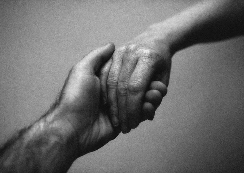 西方人,手,一个人,握手,摸,横图,俯视,黑白,室内,特写,白天,欧洲,欧洲人,仅一个男性,仅一个人,抚摸,仅一个年轻男性,手部,男人,男性,年轻男性,白种人,触摸,接触,拉手,手拉手,手握手,半身,高角度拍摄