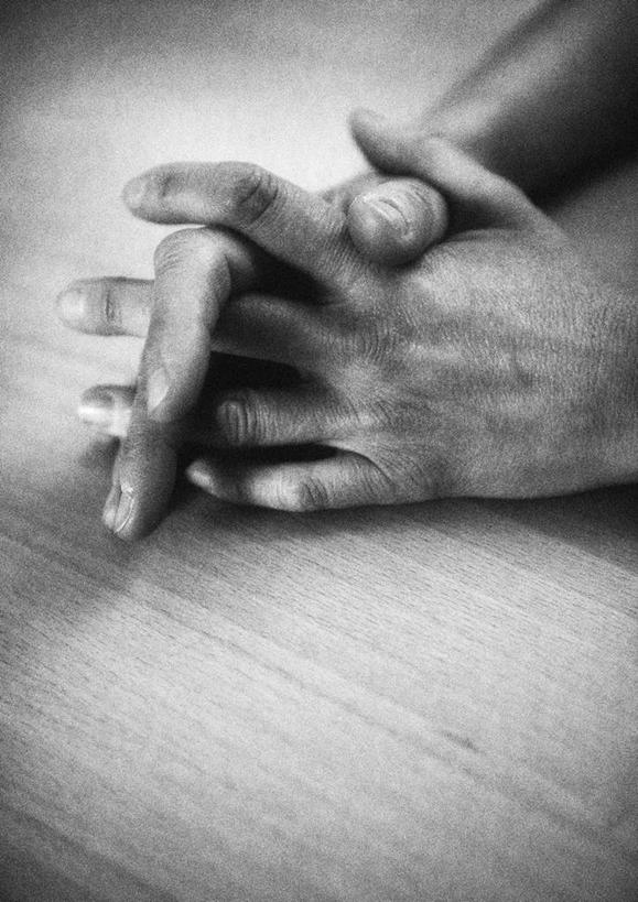 西方人,手,一个人,摸,交叉,竖图,俯视,黑白,室内,特写,白天,餐桌,桌子,欧洲,欧洲人,仅一个男性,仅一个人,抚摸,仅一个年轻男性,手部,餐台,相交,交集,男人,男性,年轻男性,白种人,触摸,接触,半身,高角度拍摄