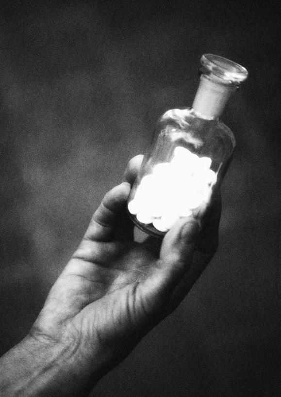 西方人,手,一个人,举,捧,摸,竖图,俯视,黑白,室内,特写,白天,欧洲,欧洲人,仅一个男性,仅一个人,一堆,许多,抚摸,握,堆叠,堆积,药丸,拿,拿着,仅一个年轻男性,一个,白色,瓶子,托,手部,握着,单个,堆,医疗,男人,男性,年轻男性,白种人,触摸,接触,举起,举手,举着,捧着,手捧,向上举,向上伸,向上托,半身,高角度拍摄