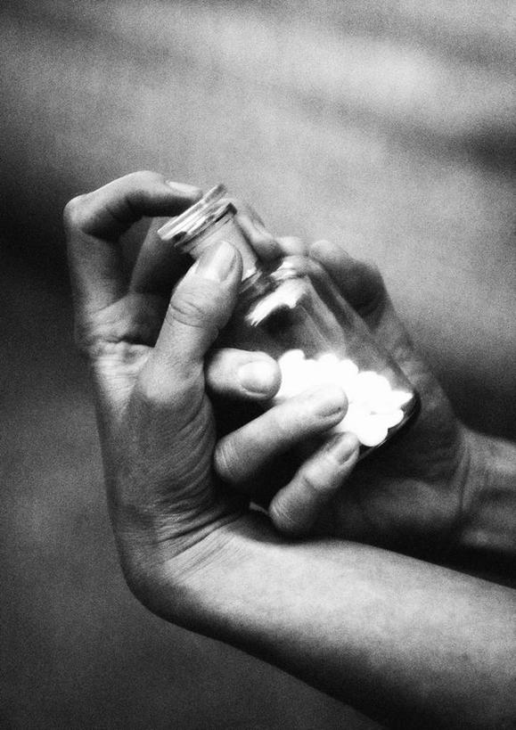 西方人,手,一个人,举,捧,竖图,黑白,室内,特写,白天,正面,欧洲,欧洲人,仅一个男性,仅一个人,一堆,许多,握,堆叠,堆积,药丸,拿,拿着,仅一个年轻男性,一个,白色,瓶子,托,手部,握着,单个,堆,医疗,一瓶,男人,男性,年轻男性,白种人,端,端着,举起,举手,举着,捧着,手捧,向上举,向上伸,向上托,半身