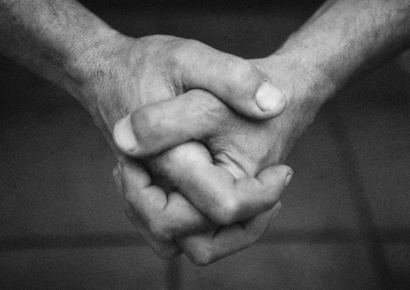 西方人,手,一个人,摸,交叉,横图,俯视,黑白,室内,特写,白天,欧洲,欧洲人,仅一个男性,仅一个人,一排,许多,抚摸,阴影,朦胧,模糊,整齐,反射,瓷砖,地砖,方格,影子,地面,排列,仅一个年轻男性,手部,队列,相交,交集,男人,男性,年轻男性,白种人,触摸,接触,半身,高角度拍摄