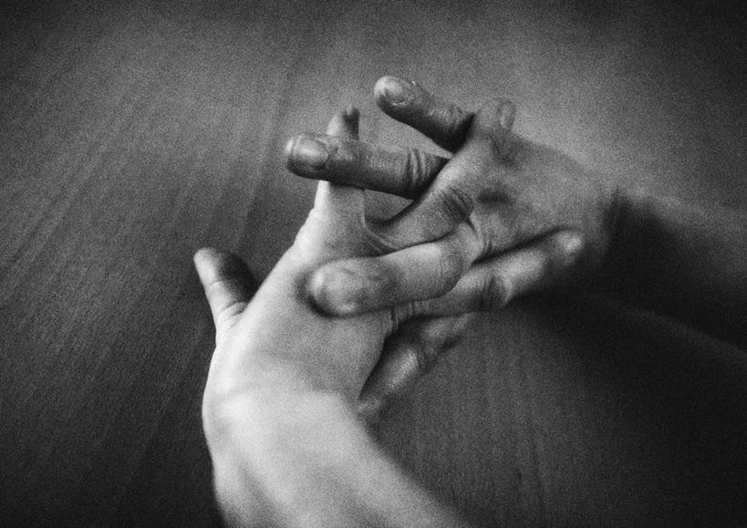 西方人,手,一个人,摸,交叉,横图,俯视,黑白,室内,特写,白天,餐桌,桌子,欧洲,欧洲人,仅一个男性,仅一个人,抚摸,伸展,阴影,弯曲,光线,影子,仅一个年轻男性,阳光,手部,掌心,餐台,相交,交集,男人,男性,年轻男性,白种人,触摸,接触,半身,高角度拍摄