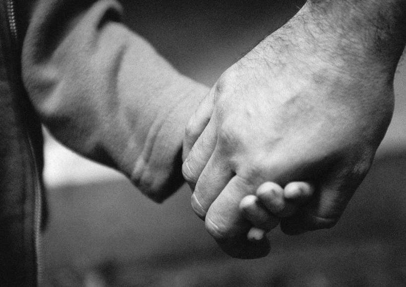 儿童,手,两个人,家庭,父亲,儿子,握手,摸,横图,黑白,室内,特写,白天,正面,纯洁,抚摸,阴影,朦胧,模糊,光线,影子,小孩,阳光,温暖,温馨,父子,一家人,手部,父爱,可爱,童年,童趣,和睦,童真,烂漫,无邪,天真,男孩,男人,男性,年轻男性,孩子,年轻人,触摸,接触,拉手,手拉手,手握手,半身,融洽,男生