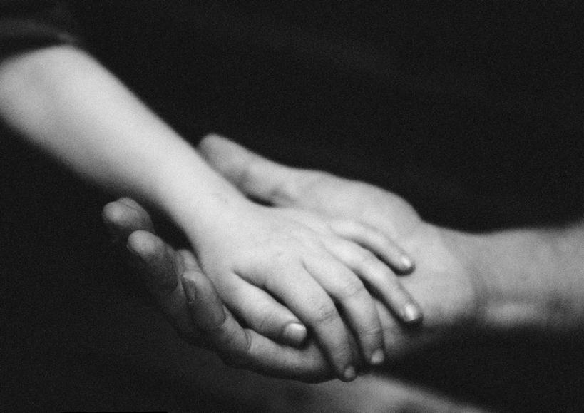 儿童,手,两个人,家庭,父亲,儿子,握手,摸,横图,俯视,黑白,室内,特写,白天,纯洁,抚摸,阴影,朦胧,模糊,光线,影子,小孩,阳光,温暖,温馨,父子,一家人,手部,父爱,可爱,童年,童趣,和睦,童真,烂漫,无邪,天真,男孩,男人,男性,年轻男性,孩子,年轻人,触摸,接触,拉手,手拉手,手握手,半身,高角度拍摄,融洽,男生