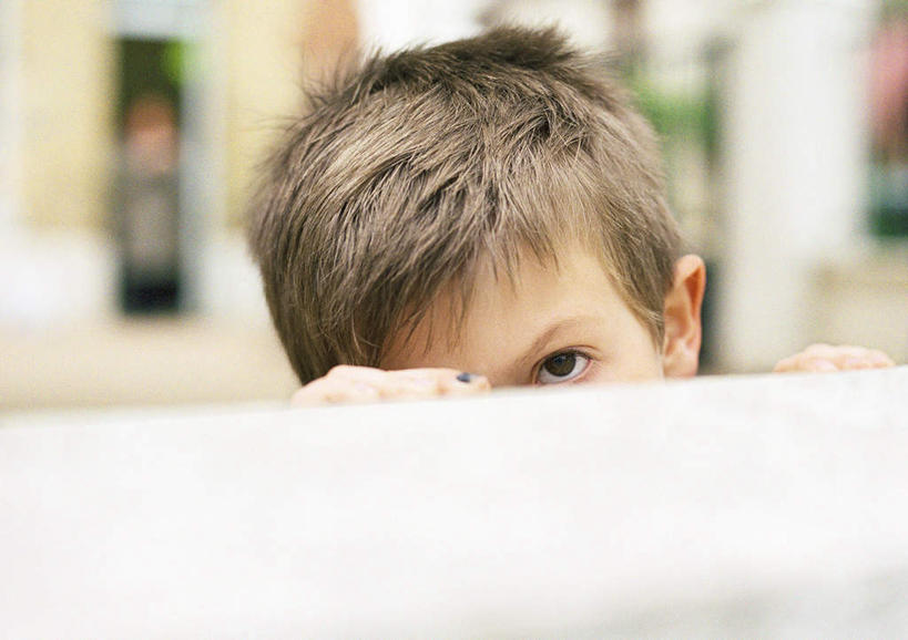 西方人,儿童,脸,头,脸颊,头发,一个人,站,笑,摸,微笑,横图,室内,特写,白天,正面,纯洁,桌子,欧洲,欧洲人,仅一个男性,仅一个人,撑,抚摸,阴影,朦胧,模糊,光线,影子,注视,书桌,小孩,黄色,阳光,课桌,观察,看,站着,仅一个小孩,可爱,童年,童趣,遮,遮掩,观看,察看,掩盖,撑着,遮挡,关注,童真,烂漫,无邪,遮盖,掩饰,天真,男孩,男人,男性,白种人,孩子,头部,脸部,脸蛋,面部,触摸,接触,站立,半身,彩图,男生