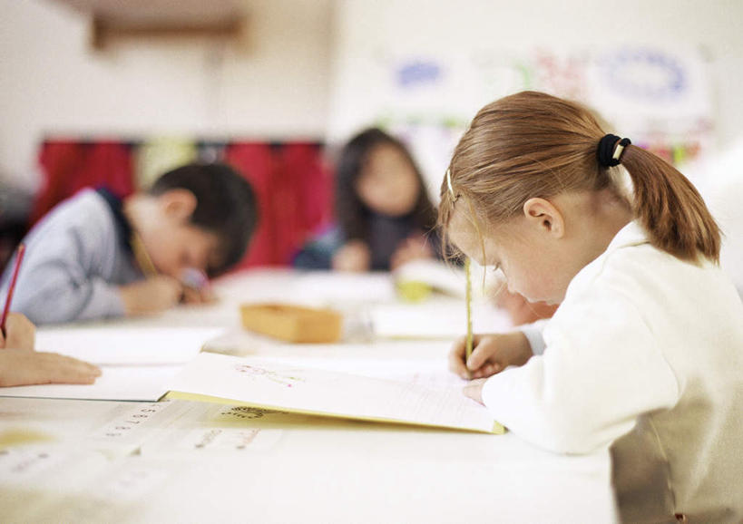 西方人,儿童,头发,四个人,伙伴,朋友,学校,坐,摸,横图,室内,白天,正面,友谊,纯洁,成功,合作,团队,集体,信心,桌子,欧洲,欧洲人,许多,握,写,阴影,朦胧,模糊,反射,笔,影子,墙,办公用品,记事本,拿,拿着,注视,休闲装,书桌,队伍,校园,墙壁,墙面,文具,小孩,黄色,白色,黑色,本子,笔记本,课桌,学习用品,低头,观察,记录,看,上课,休闲,教室,休闲服,可爱,童年,童趣,握着,观看,文具用品,察看,成就,关注,合伙,童真,烂漫,无邪,天真,友情,男孩,男人,男性,女孩,女人,女性,白种人,触摸,接触,坐着,半身,彩图,男生,女生