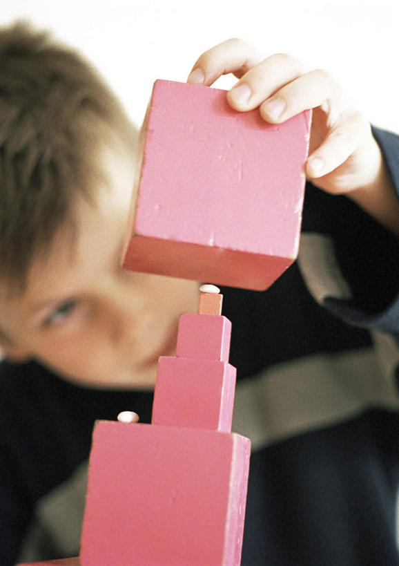 西方人,儿童,头发,一个人,坐,摸,竖图,俯视,室内,白天,游戏,纯洁,智慧,玩具,欧洲,欧洲人,仅一个男性,仅一个人,一堆,一排,抚摸,握,阴影,堆叠,堆积,朦胧,模糊,整齐,光线,方格,影子,拿,玩,拿着,注视,休闲装,娱乐,排列,小孩,粉色,黄色,黑色,阳光,观察,看,转头,仅一个小孩,休闲,休闲服,积木,可爱,童年,童趣,益智,搭,握着,观看,活动,堆,察看,思维,队列,发泄,关注,消遣,智力,想象,童真,烂漫,无邪,宣泄,天真,男孩,男人,男性,白种人,孩子,触摸,接触,玩耍,嬉戏,坐着,半身,彩图,高角度拍摄,男生