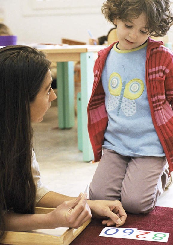 西方人,儿童,头发,两个人,教师,学校,坐,跪,笑,摸,微笑,露齿笑,竖图,室内,白天,正面,纯洁,桌子,欧洲,欧洲人,许多,抚摸,握,朦胧,模糊,笔,纸,墙,办公用品,拿,拿着,注视,休闲装,书桌,校园,墙壁,墙面,文具,小孩,黄色,红色,蓝色,课桌,学习用品,低头,观察,看,趴着,转头,上课,休闲,教室,休闲服,可爱,童年,童趣,握着,观看,文具用品,察看,关注,童真,烂漫,无邪,天真,男孩,男人,男性,年轻女性,女人,女性,白种人,孩子,卷发,老师,触摸,跪着,接触,趴,抬头,仰头,坐着,半身,彩图,男生