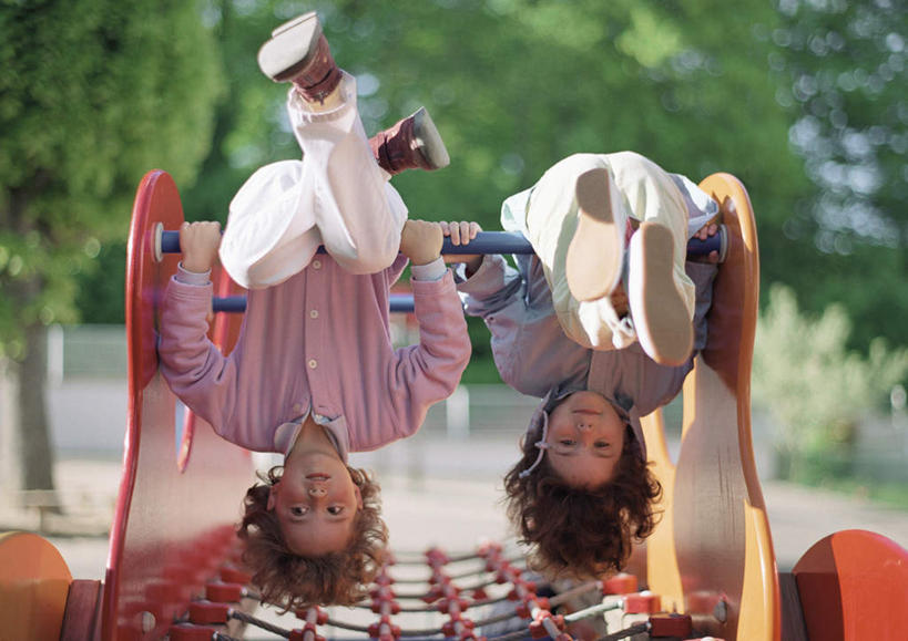 西方人,儿童,头发,两个人,伙伴,朋友,公园,摸,横图,室外,白天,正面,游戏,友谊,纯洁,草地,草坪,植物,欧洲,欧洲人,撑,倒立,抚摸,踢,握,阴影,朦胧,模糊,光线,影子,拿,玩,拿着,抬腿,注视,休闲装,旋转,娱乐,设备,草,树,树木,小孩,粉色,黄色,绿色,阳光,自然,观察,看,休闲,休闲服,可爱,童年,童趣,握着,游乐设施,生长,成长,观看,活动,察看,撑着,发泄,关注,消遣,智力,童真,烂漫,无邪,宣泄,天真,友情,男孩,男人,男性,女孩,女人,女性,白种人,触摸,接触,玩耍,嬉戏,彩图,全身,男生,女生