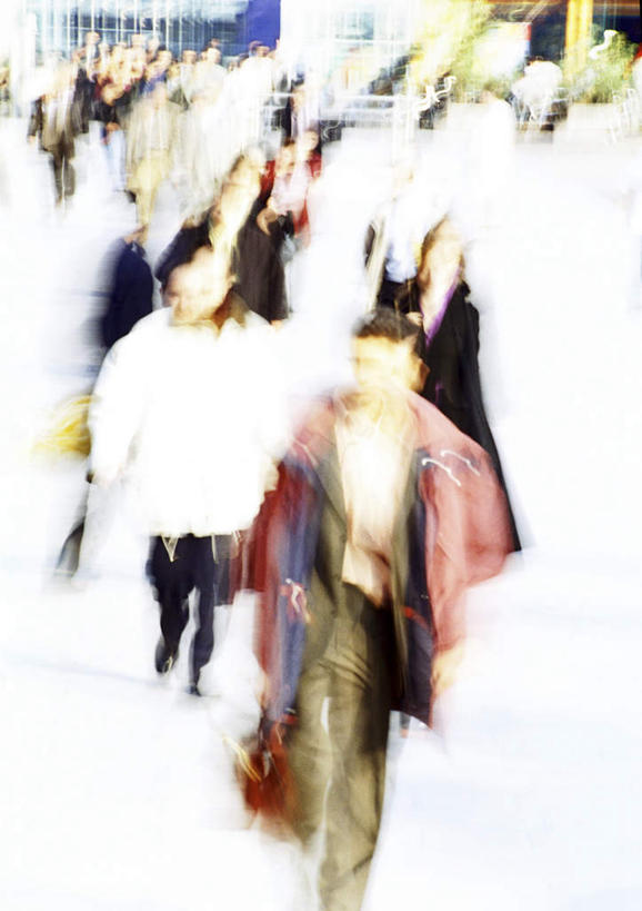 西方人,背,商务人士,商务男性,商务女性,站,走,摸,竖图,室外,白天,正面,衬衫,道路,路,欧洲,欧洲人,许多,抚摸,阴影,套装,朦胧,模糊,光线,包,公文包,影子,小路,地面,交通,许多人,拎,阳光,背着,站着,一群人,公事包,商务装,工薪阶层,男人,男性,年轻男性,年轻女性,女人,女性,白种人,白领,上班族,步行,触摸,接触,散步,站立,走路,半身,彩图,衬衣,拎着