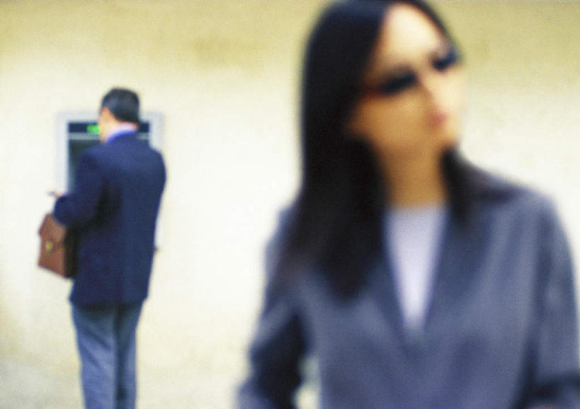 西方人,背部,头发,两个人,商务人士,商务男性,商务女性,站,横图,室内,白天,正面,衬衫,欧洲,欧洲人,一副,套装,朦胧,模糊,包,公文包,墨镜,眼镜,墙,拎,注视,墙壁,墙面,一个,黄色,黑色,太阳镜,太阳眼镜,观察,看,站着,转头,遮阳镜,单个,公事包,观看,察看,关注,商务装,工薪阶层,男人,男性,年轻男性,年轻女性,女人,女性,白种人,白领,上班族,站立,半身,彩图,衬衣,拎着