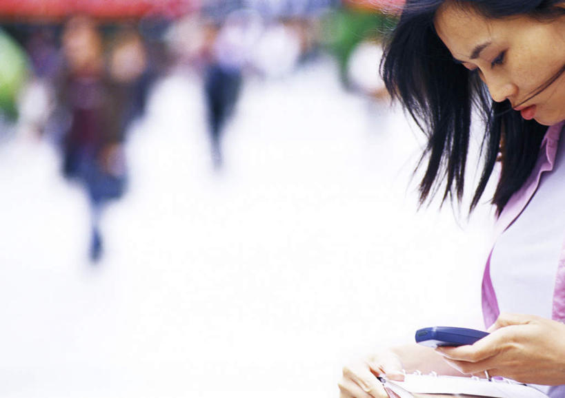 西方人,头发,商务人士,商务男性,商务女性,站,走,摸,打电话,横图,室外,白天,侧面,衬衫,道路,路,电话,手机,欧洲,欧洲人,敲打,握,阴影,套装,朦胧,模糊,光线,影子,小路,记事本,地面,交通,许多人,拿,拿着,注视,输入,通讯设备,一个,粉色,黑色,阳光,本子,笔记本,打字,低头,观察,看,站着,一群人,握着,单个,观看,点击,敲击,察看,关注,商务装,工薪阶层,一部,交流,按键,男人,男性,年轻男性,年轻女性,女人,女性,白种人,白领,上班族,步行,触摸,沟通,接触,散步,通话,站立,走路,半身,彩图,衬衣